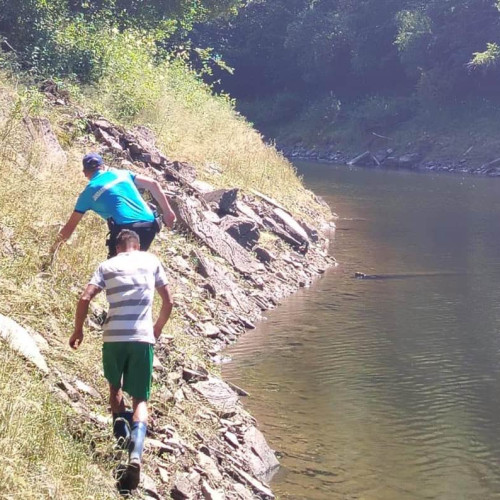 Tânăr de 24 de ani prins în pădure după ce a sunat la 112 de pe telefonul furat