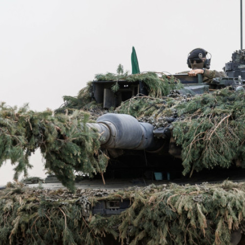 Germania analizează posibilitatea achiziției a până la 3.500 de vehicule blindate pentru a sprijini eforturile europene și NATO în crearea de noi brigăzi de luptă, potrivit unor surse anonime citate de digi24.ro. Printre aceste vehicule s-ar număra până la 2.500 de vehicule de luptă și până la 1.000 de tancuri, parte a unei inițiative menite să întărească apărarea aliatilor în fața amenințării ruse din cauza invaziei din Ucraina.