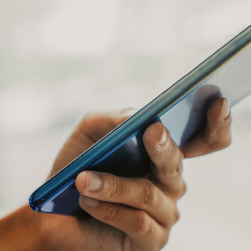 Tânăr de 24 de ani, prins în pădure după ce a furat un telefon și a apelat 112 de pe el