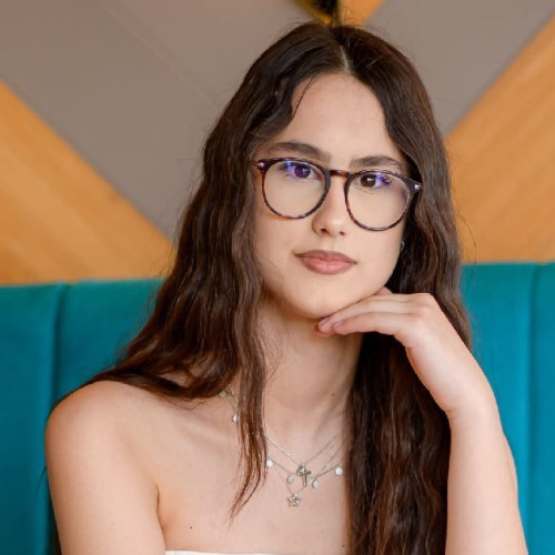 Alesia Stanciulescu, o tânără elevă din Constanța, a reușit să obțină rezultate excelente la examenul de Evaluare Națională, după un parcurs lung și mult efort. Potrivit unei mărturii, ea spune că a muncit foarte mult și a fost dedicată în procesul de învățare pentru a ajunge la acest rezultat.