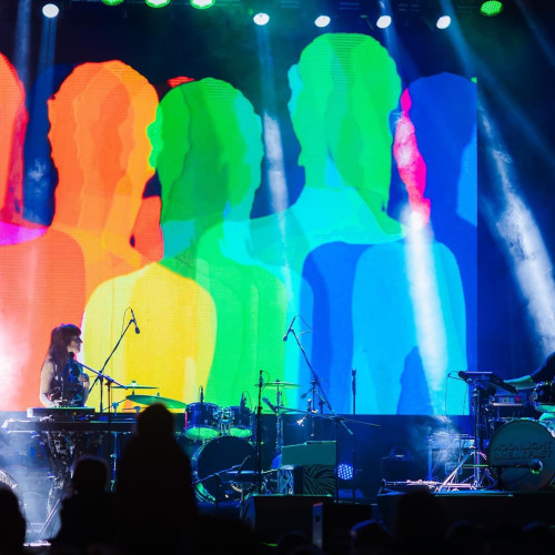 Un eveniment muzical inedit începe astăzi la Constanța, fiind considerat mai mult decât un simplu turneu. Potrivit ziarulamprenta.ro, este o adevărată aventură vizuală și sonoră, care se va desfășura pe parcursul a 60 de zile consecutive, cu 60 de concerte și 20 de episoade cinematice. Acestea vor relata povestea verii din perspectiva artiștilor independenți, într-o experiență unică.