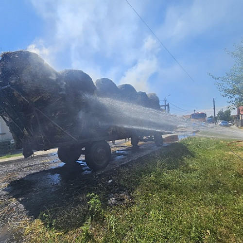 Incendiu de proporții la o remorca cu paie în Botiz