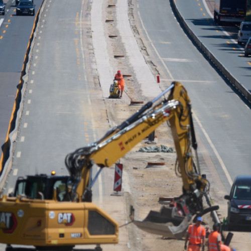 Germania va face lucrări de reparare urgentă pe autostrăzile celebre din țară în acest weekend, după ce temperaturile extrem de ridicate din ultimele zile au cauzat crăpături în beton, transmite Bloomberg, preluat de Digi24.ro. Temperaturile au ajuns până la 39 de grade Celsius, ceea ce a determinat betonul să se dilate, ducând la apariția fisurilor pe mai multe porțiuni de autostradă. Aceste crăpături au blocat circulația în mai multe zone.