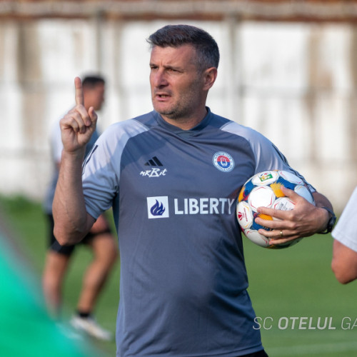 Oțelul Galați se confruntă cu posibile sancțiuni financiare din cauza nerespectării regulamentului „5+6” stabilit de Federația Română de Fotbal (FRF). Acest regulament impune ca echipele din Superligă să aibă cel puțin cinci jucători romani pe teren în timpul meciurilor oficiale. Antrenorul echipei, Laszlo Balint, și-a exprimat nemulțumirea față de această regulă după partida cu Farul, scor 1-2, dintr-un amical al verii.