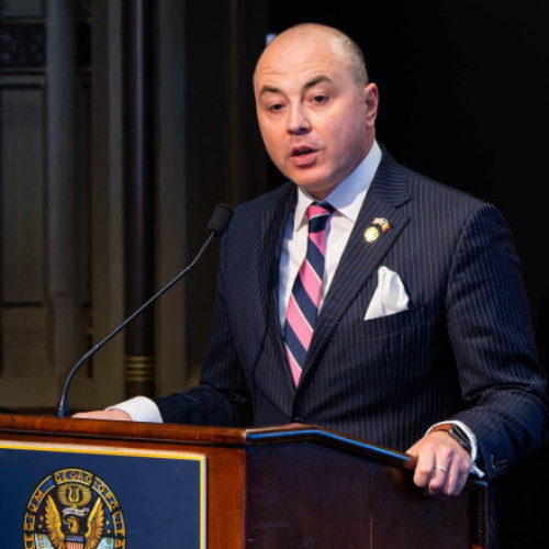 Romania luptă pentru aderarea la programul Visa Waiver, iar oficialii români susțin că discuțiile cu oficialii americani sunt frecvente și continue. Ambasadorul României la Washington, Andrei Muraru, a declarat la Digi24 că nu există un termen precis pentru reacceptarea țării în acest program.