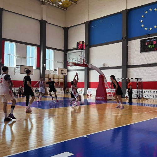 Naționala de baschet masculin sub 20 de ani a României se pregătește pentru meciurile din cadrul FIBA U20 EuroBasket, care va avea loc în această lună la Heraklion, în Grecia. În aceste zile, tinerii sportivi, coordonați de antrenorul Tanse Spasev, se antrenează la Târgoviște.