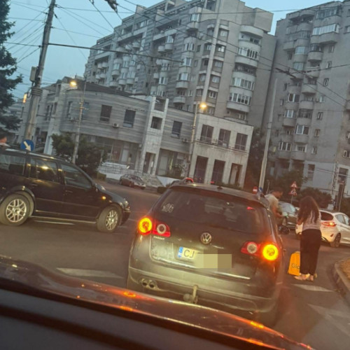 accident pe strada fabricii: curier Glovo pe moped ranit, intervenție SMURD