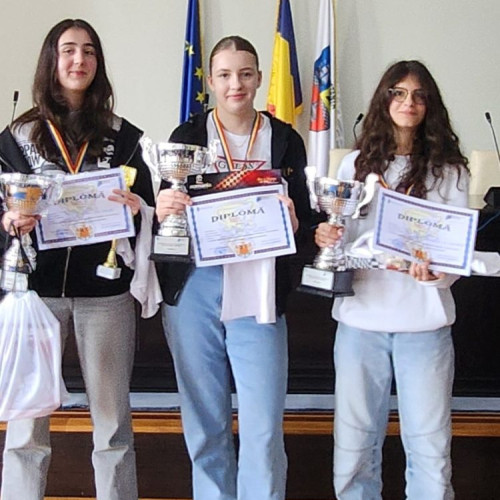 Sara Sunea, elevă în clasa a VI-a B, a câștigat titlul de campioană națională la șah în cadrul Olimpiadei Naționale a Sportului Școlar, faza națională desfășurată recent. Potrivit informațiilor, acest succes o plasează pe Sara în poziția de lider național pentru anul școlar 2024-2025. Notează emaramures.ro că rezultatul nu reprezintă o surpriză, ci o confirmare a talentului și valorii sale.