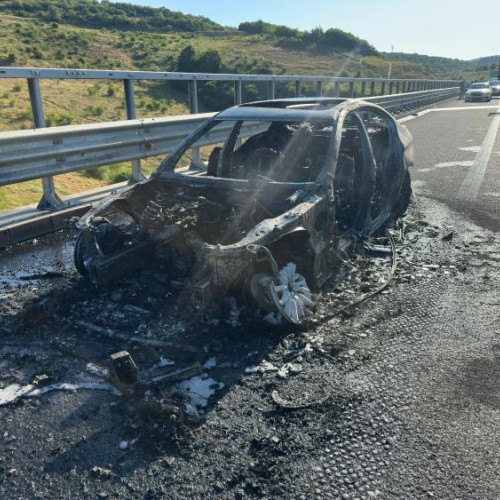 Pompieri au intervenit pentru stingerea unui incendiu pe autostrada A3