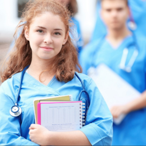 UMFST Târgu Mureș a început înscrierile pentru admiterea la programele de licență din anul universitar 2025-2026, proces ce se desfășoară exclusiv online. Potrivit stiridecluj.ro, admiterea pentru facultățile de medicină, medicină dentară și farmacie va avea loc în perioada 5-10 iulie, fiind bazată pe un examen grilă cu 100 de întrebări. Nota finală se calculează ca medie ponderată: 90% nota de la examen și 10% media de la bacalaureat.