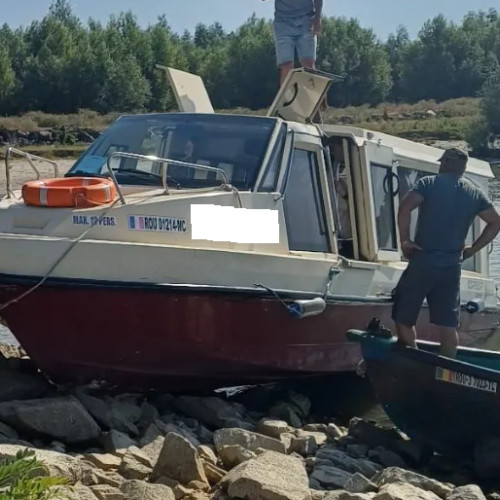 accident pe canalul Tulcea: ambarcațiune de agrement colizionează cu malul și rănesc patru persoane