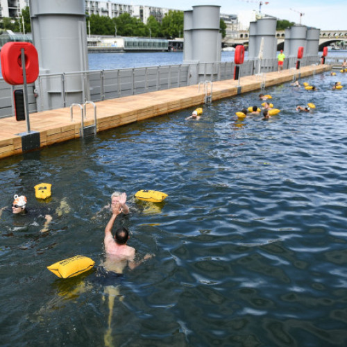 parizienii s-au aventurat să înoate în Sena după aproape un secol