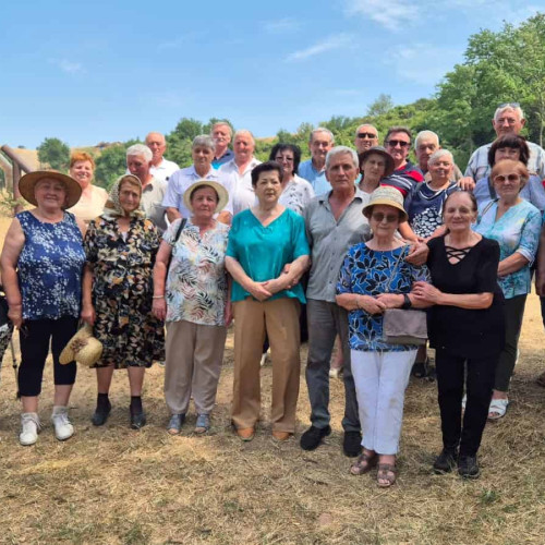 Întâlnire de 58 de ani de la absolvirea școlii generale a fost organizată pe malul râului Sebeș