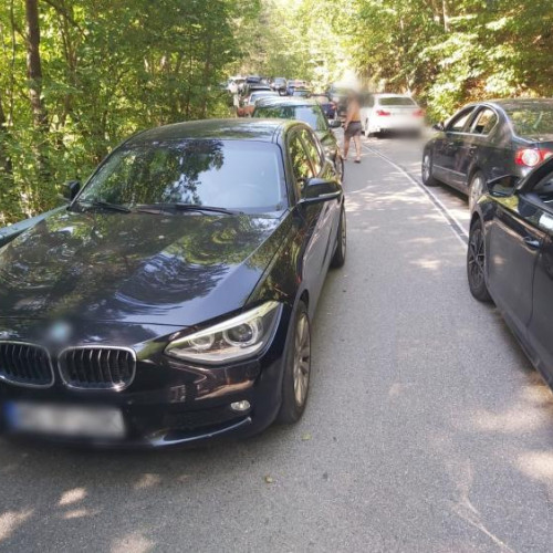 Șoferii care parchează pe drumul spre Tărtăria, blocând circulația, vor fi sancționați