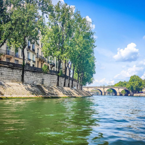 parcursul istoric al îmbunătățirii calității apei din Sena, Paris a redeschis zone de înot public, după aproape un secol de interdicție