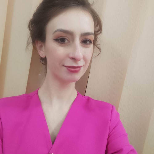 O femeie din Botoșani a fost condamnată la 19 ani de închisoare după ce și-a aruncat cei doi copii de la etajul al doilea al hotelului Tineret din municipiu. Lorela-Catrinel Babii a fost găsită vinovată de omor calificat în familie și tentativă de omor, relatează botosaninews.ro.