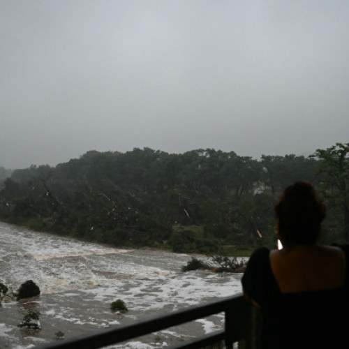 Bilantul inundatiilor din Texas a crescut la 43 de morti, potrivit anunturilor facute sambata de autoritati. Echipele de salvare continuam cautarile pentru aproximativ treizeci de copii disparuti intr-o zona afectata grav de cresterile rapide ale nivelului apelor. Inundatiile violente au fost generate de ploile torentiale cazute in centrul statului, eveniment care a avut loc vineri, de Ziua Nationala a SUA, noteaza AFP.