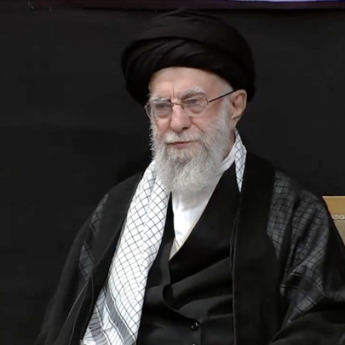 Ali Khamenei, liderul suprem al Iranului, a făcut o apariție publică în weekend, prima de la încetarea focului cu Israelul, relatează digi24.ro. La eveniment, el a participat la o ceremonie religioasă importantă, deși anterior s-a speculat că s-ar afla într-un loc sigur de la începutul conflictului aerian de 12 zile cu Israelul. În timpul acestuia, au fost uciși lideri militari iranieni și oameni de știință nucleară.
