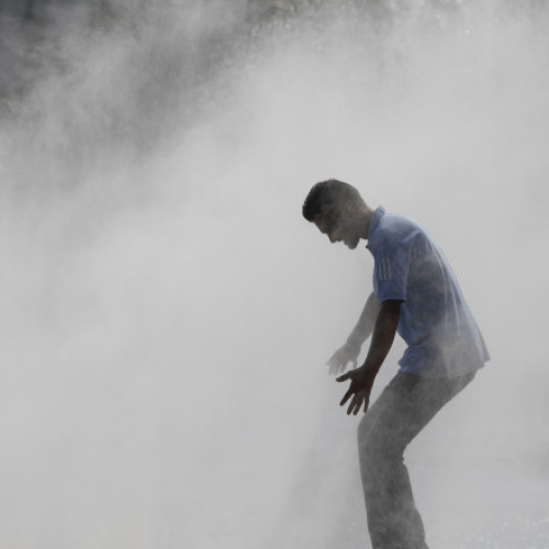 Ministerul Sănătății pune accent pe prevenție în timpul caniculei care răcorește România, oferind recomandări pentru populație și pentru cei mai vulnerabili. Într-un comunicat, oficialii transmit sfaturi pentru a evita efectele negative ale temperaturilor ridicate, precum și măsuri speciale pentru copiii, vârstnicii și muncitorii expuși la soare.