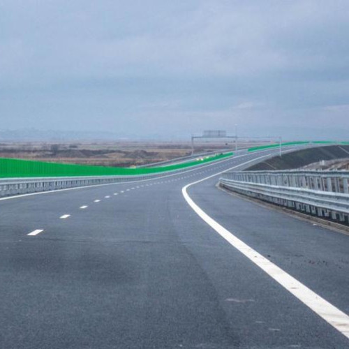 Un nou proiect de lege care prevede măsuri pentru creșterea veniturilor statului și reducerea cheltuielilor propune majorarea tarifelor pentru rovinietă. Potrivit surselor, de la data de 1 septembrie 2025, prețul pentru o rovinietă pe un an va aproape să se dubleze, ajungând la 50 de euro, față de 28 de euro în prezent.