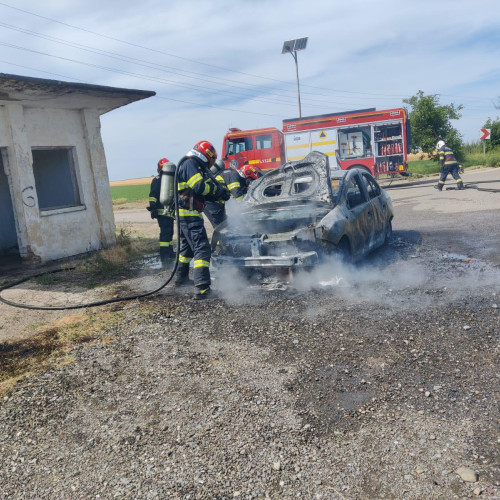 Mașină cuprinsă de flăcări pe DN 29, în apropierea Mihai Viteazu