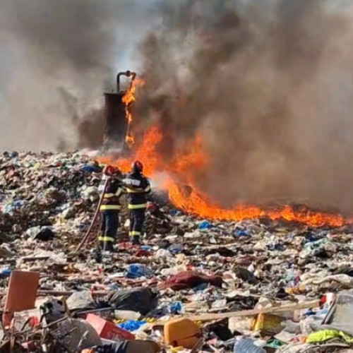 Incendiul la depozitul de deșeuri din Barcea Mare a fost localizat