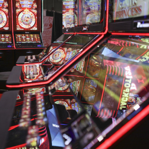 Guvernul Bolojan analizează posibilitatea reducerii impozitului pentru jocurile de noroc