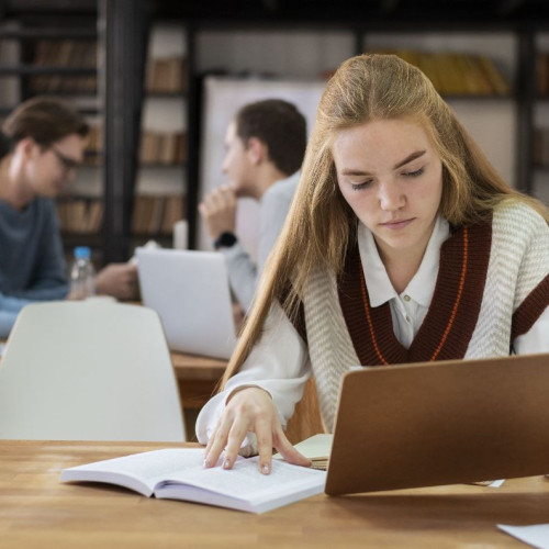 Rezultatele de anul trecut la admiterea în liceu ajută elevii să își aleagă mai bine opțiunile, deoarece pot evalua corect șansele de intrare în anumite unități de învățământ. În plus, completarea listei de licee doar cu cele la care media de admitere a fost mult peste media elevului poate duce la nerepartizare în prima etapă. Conform unui articol citat de ziarulamprenta.ro, această informație oferă o ierarhizare clară, ajutând elevii să facă o listă de opțiuni de la cele mai dorite la cele mai sigure, menținând un echilibru între aspirație și siguranță.