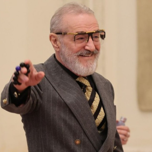 Gigi Becali, patronul FCSB, a comentat duminică decizia Guvernului condus de Bolojan de a reduce cu 300 de lei pensia de 5.900 de lei pentru persoanele cu pensii peste 3.000 de lei, ca urmare a introducerii cotizației pentru CASS. Potrivit acestuia, nu este deranjat de această măsură și ar fi dispus să susțină chiar și dublarea numărului de pensii aflate în plată, numai pentru a fi rezolvată problema deficitului bugetar.