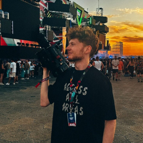 Andrei Mija, videograful din Iași care a ajuns să colaboreze cu cei mai mari artişti internaționali, povestește drumul său de la un adolescent pasionat de tehnologie la unul dintre cei mai râvniți creatori de conținut din România. Potrivit Ziaruldeiasi.ro, totul a început acum peste zece ani, când, cu o cameră video și mult curaj, încerca să explice pe înțelesul tuturor cum funcționează un telefon sau un gadget nou. La început, nu urmarea faima, ci era fascinat de imagine, montaj și spatele scenei, petrecând ore studiat tutoriale și testând echipamente.