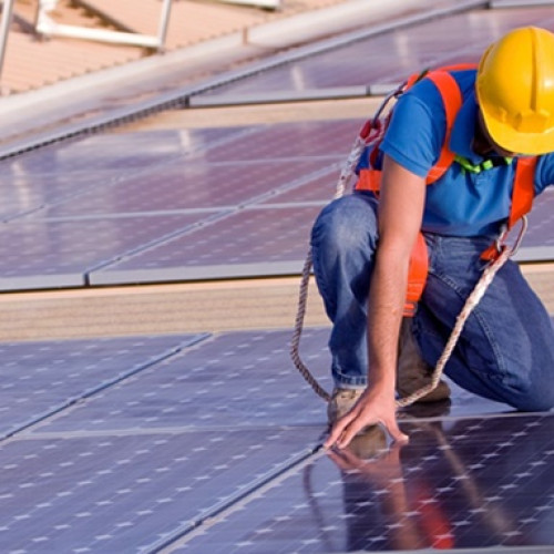 Primăria Brașov continuă investițiile în energie verde, anunțând o inițiativă ambițioasă pentru 10 unități de învățământ. Potrivit sursei newsbv.ro, aceste școli și licee vor deveni independente energetic, prin instalarea de panouri fotovoltaice pe acoperișuri. Proiectul beneficiază de fonduri nerambursabile în totalitate, asigurate prin Fondul de Modernizare, un program european administrat de Ministerul Energiei.