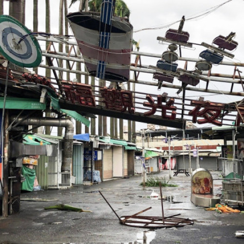 Taifunul Danas a făcut ravagii în Taiwan, provocând moartea a două persoane și rănirea a sute. Autoritățile locale anunță că furtuna a atins uscatul duminică seara, în apropiere de Budai, în comitatul Chiayi, cu rafale de vânt de până la 222 km/h. Potrivit agenției meteorologice din Taiwan, traiectoria taifunului a fost neobișnuită, fiind pentru prima dată când un astfel de fenomen lovește direct această regiune.