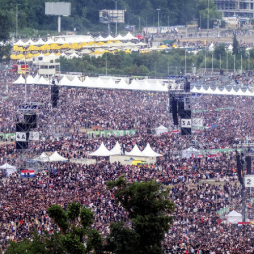 Concertul lui Marko Perkovic, „Thompson”, din Zagreb, a stârnit controverse importante după ce sute de mii de fani și artistul au făcut salutul nazist, relatează digi24.ro. Evenimentul, considerat cel mai amplu din istoria Croației, a atras peste 500.000 de bilete vândute și a avut loc sâmbătă, fiind un motiv de îngrijorare pentru autorități din cauza tensiunilor istorice și sentimentelor naționaliste reînviate în țara balcanică.