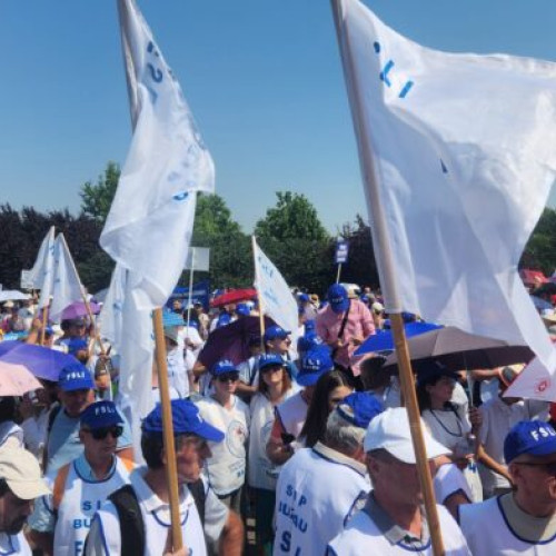 Proteste ale sindicaliștilor din domeniul educației și sănătății în fața Parlamentului