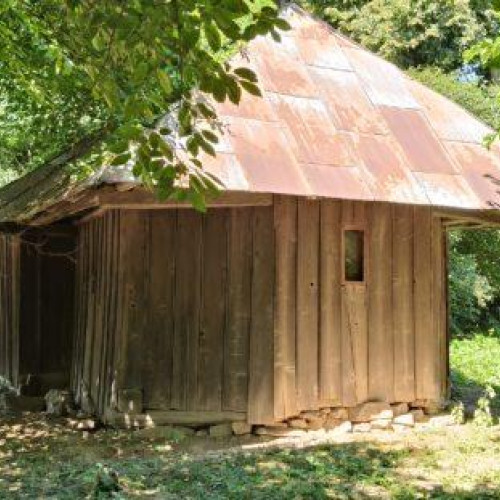 Bisericuța din lemn din Dobrinauti-Hapai, un monument istoric cu o istorie fascinantă