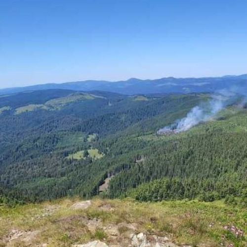 Reaprinderea incendiului de vegetație în zona vârfului Penteleu, județul Buzău