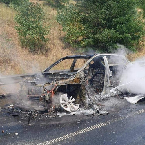 Trafic oprit temporar pe autostrada A1 din cauza unui incendiu la un autoturism