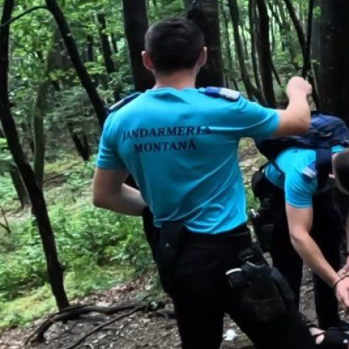 Detașament de jandarmi montan din Nehoiu a salvat o femeie rănită pe traseul spre vestigiile rupestre din Buzău