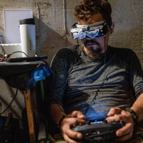 Dronele ucrainene au fost detectate recent în apropierea unei fabrici chimice din Rusia, situată la 88 de kilometri nord-est de Moscova. Potrivit imaginilor postate pe canalul de Telegram Astra, se observă fum în zona fabricii Krasnozavodsk. Fabrica produce substanțe chimice industriale și militare, inclusiv explozivi, componente pentru armament și sisteme de protecție pentru avioane. Aceasta a fost fondată în 1915 și reprezintă unul dintre cei mai mari angajatori din orașul Krasnozavodsk.