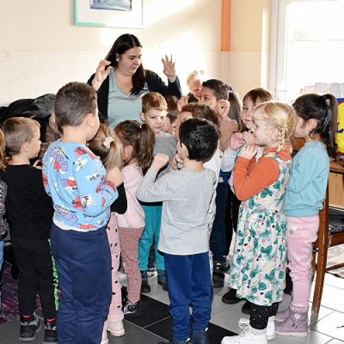 Copii de grădiniță își vizitează bunicile și bunicilor cu fructe și legume