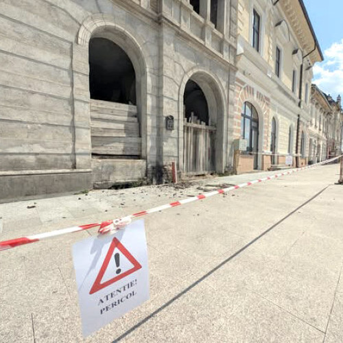 Proprietar din Hunedoara amendat cu 50.000 de lei pentru starea clădirii din Piața Libertății