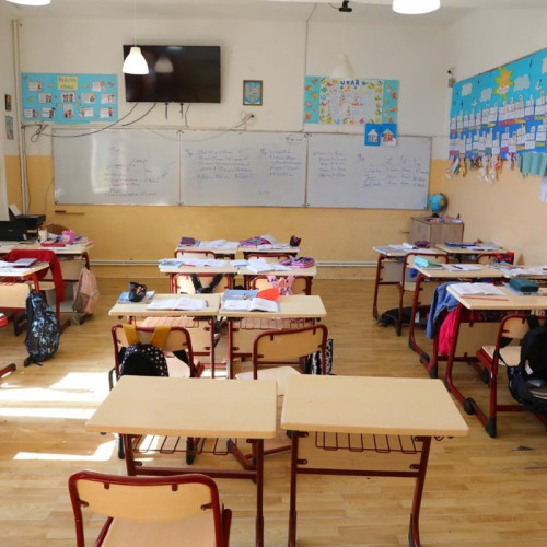 Premierul explica schimbările în sistemul educațional: reduceri și reforme pentru sustenabilitate