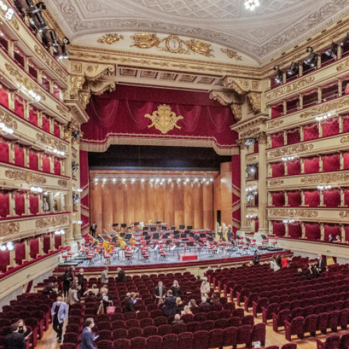 Reguli stricte de vestimentație la operă: La Scala din Milano interzice pantaloni scurți și slapi