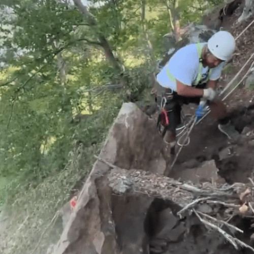 Lucrări de stabilizare a versantului pe Drumul Național 10, în zona Stâna Tâhrerau