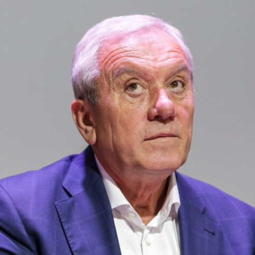 Primarul din Buzău, Constantin Toma, și-a exprimat dorința de a fi exclus din PSD pentru a putea migra spre alte formațiuni politice, deschise de Ilie Bolojan. Cu toate acestea, reprezentanții PSD Buzău par a nu fi de acord cu această idee, evitând să îi ofere primarului o ieșire ușoară din partid și menținându-i sprijinul pentru a-l păstra în funcție.