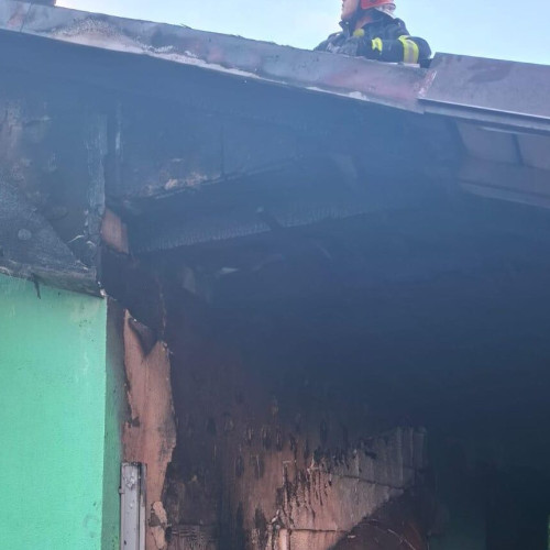 incendiu la o casa din zaicești, stins de pompieri cu două autospeciale