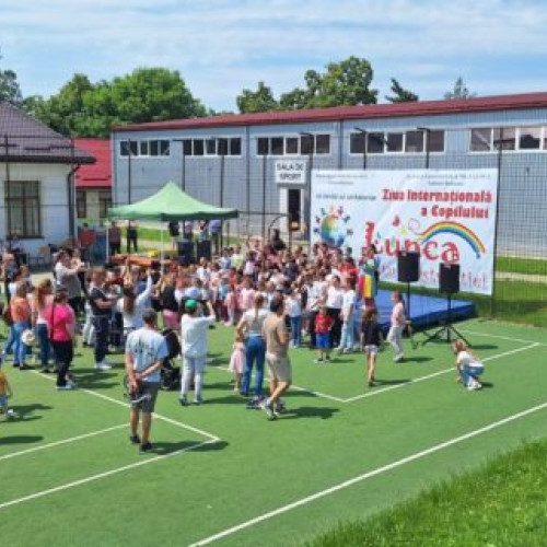 Consiliul Județean Botoșani va sprijini comuna Lunca cu o sumă de 100.000 de lei pentru reabilitarea urgentă a infrastructurii școlare, decizie ce va fi luată în cadrul unei ședințe extraordinare. Acest pas vine ca răspuns la o solicitare oficială a autorităților locale, după ce o școală din Lunca a fost afectată de un incendiu.