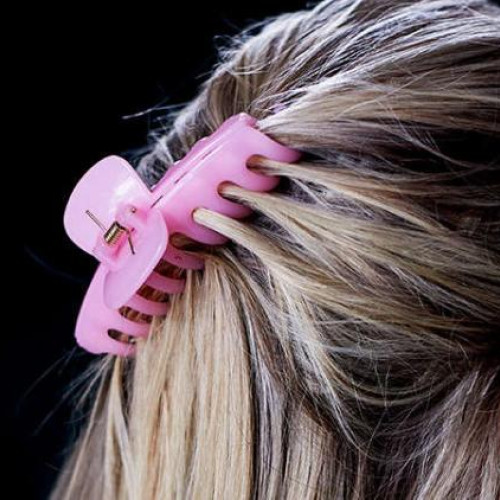 Pericolul ascuns al clestilor de par în timpul condusului: un pericol care poate avea consecințe grave