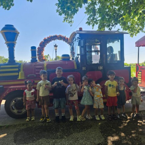 copiii de la centrul de zi "santa maria" din sectorul 5 au parte de o zi memorabila într-o excursie organizată de primărie