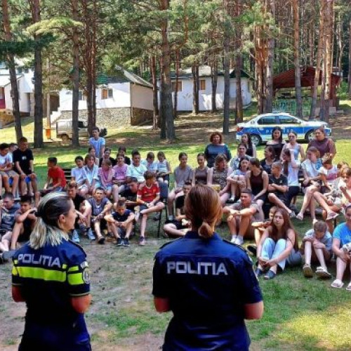 Polițiștii din Vrancea participă la activități pentru protejarea copiilor în vacanță
